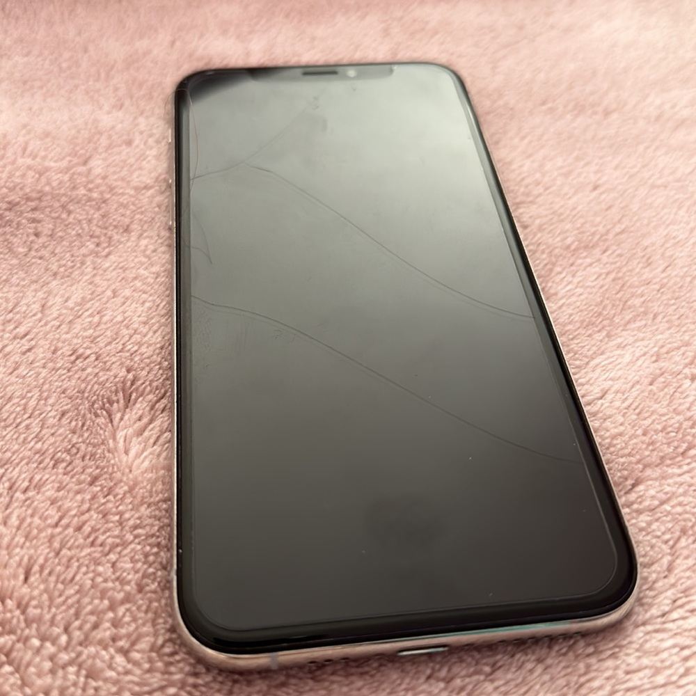 IPhone XS 64GB unlocked with cases - Picture 7 of 16